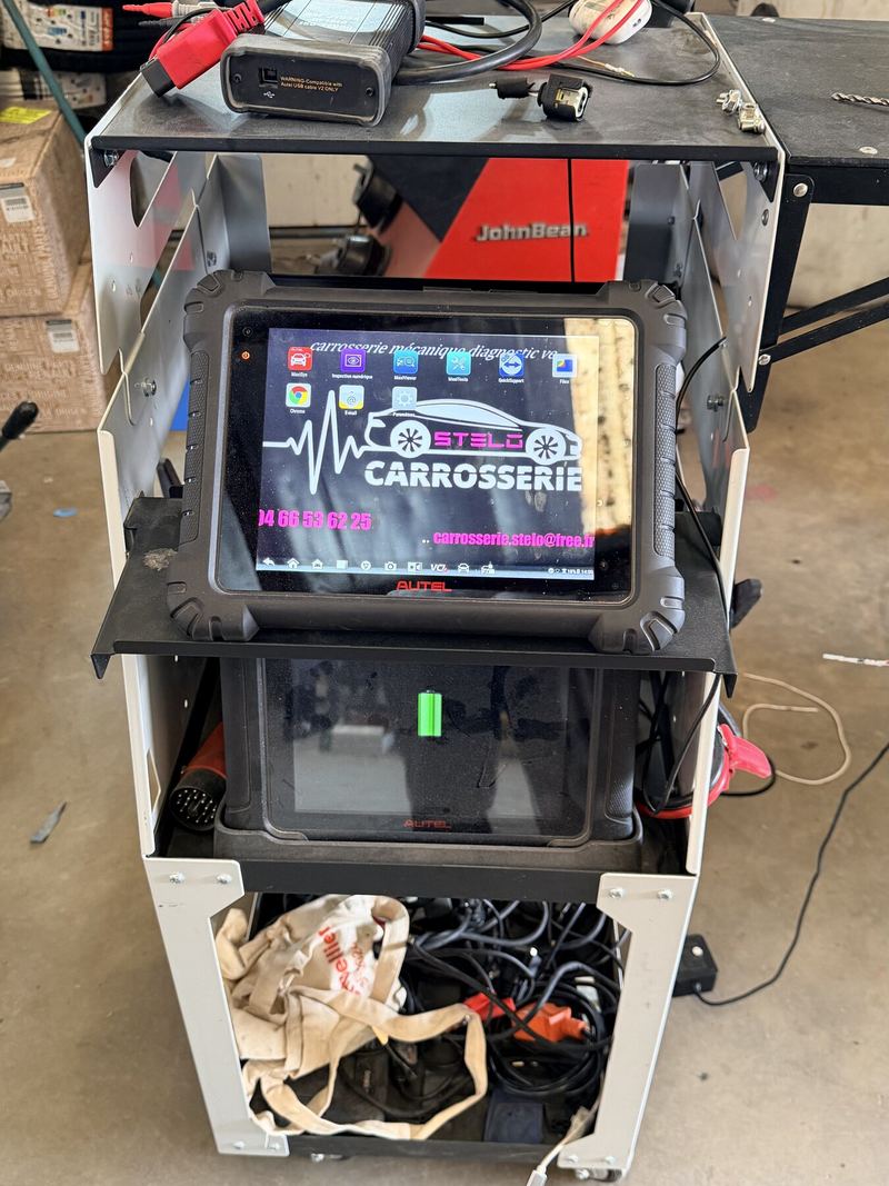 Tablette de diagnostic Autel MaxiSys Ultra allumée sur son chariot à l'atelier